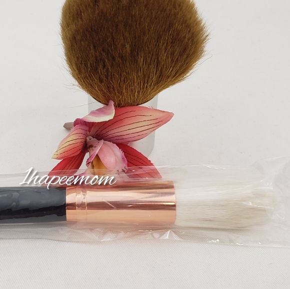Morphe R1 Deluxe Pointed Powder Brush - Picture 6 of 8